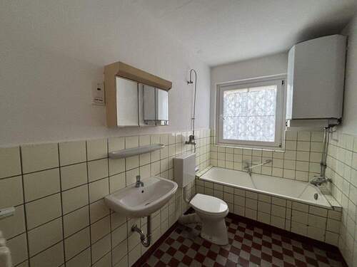 Badezimmer mit Badewanne und Fenster - Etagenwohnung mit 56,10 m&sup2; in Schwanewede zum Kaufen
