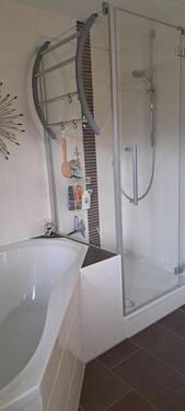Bad mit Dusche und Wanne - 