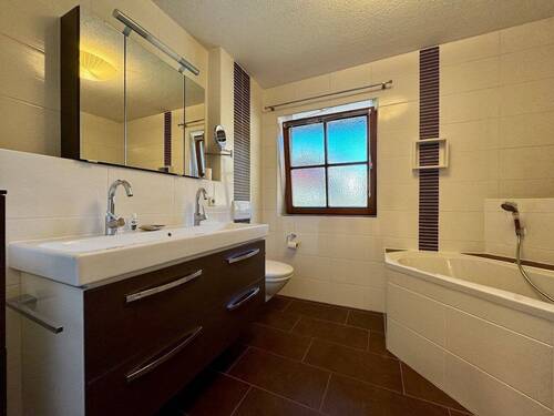 Bad mit Wanne und Dusche - 