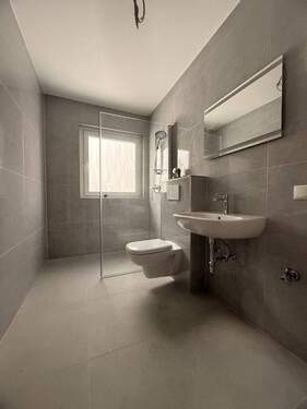 modernes Tageslicht-Bad mit Dusche - 