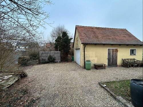 Stellplatz für Auto und Garage - 