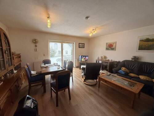 Wohnzimmer mit direktem Zugang zur Terrasse und in - 3 Zimmer Terrassenwohnung zum Kaufen in Syke