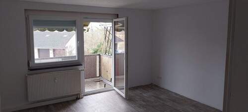Wohnzimmer - bALKON - 3 Zimmer Etagenwohnung zur Miete in Kitzingen