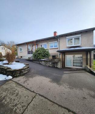 Hausansicht - Viel Platz für Familie oder tolle WOHNENARBEITEN Kombi