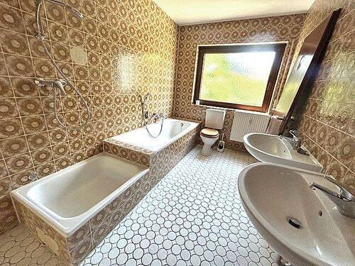 Tageslichtbad mit Wanne u. Dusche - 