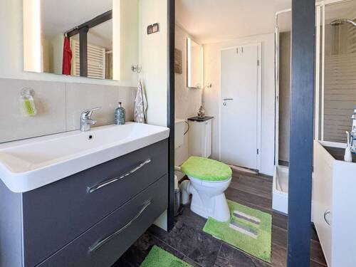 Bad mit Dusche - 