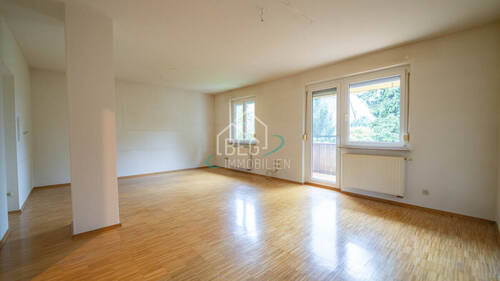 Wohnzimmer - Sonnige Wohnung mit Balkon und Gartennutzung