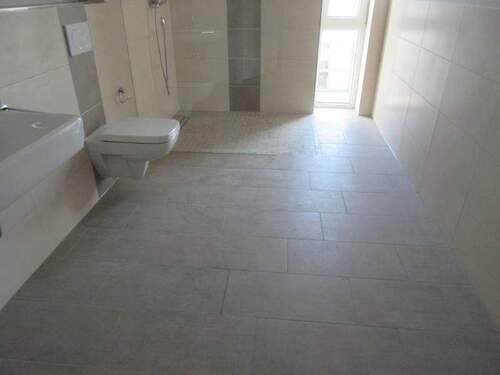 Bad mit ebenerdiger Dusche - 