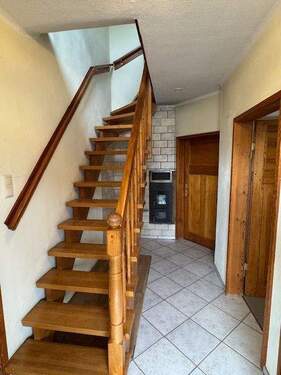 Hauseingangsbereich mit Treppenhaus - Einfamilienhaus mit 108,00 m&sup2; in Jettenbach zum Kaufen