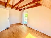 Ansprechendes Schlafzimmer mit Zugang zum Freisitz - 