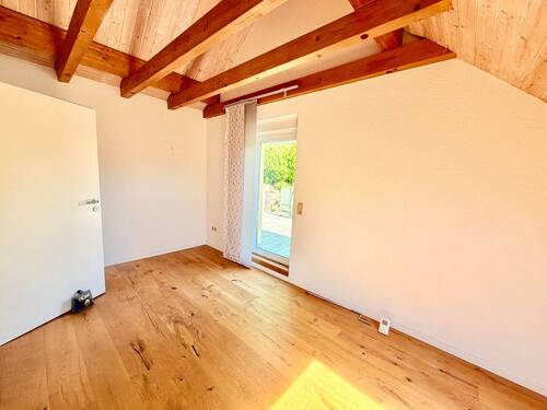 Ansprechendes Schlafzimmer mit Zugang zum Freisitz - 