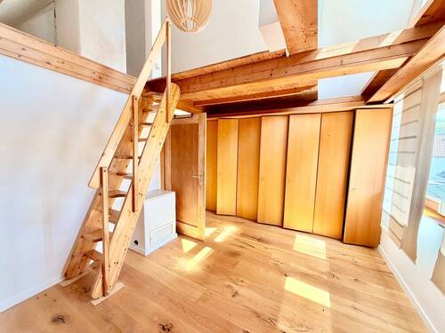 Helles Schlafzimmer mit Empore - 