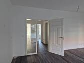 Blick aus der Küche in den Flur - 2 Zimmer Etagenwohnung in Löbau