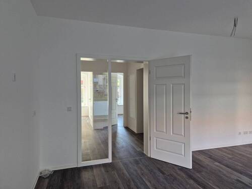 Blick aus der Küche in den Flur - 2 Zimmer Etagenwohnung in Löbau