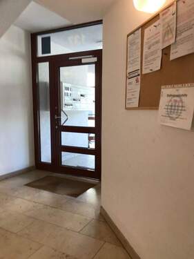Hauseingang - Etagenwohnung mit 66,00 m² in Zwickau-Marienthal zum Kaufen
