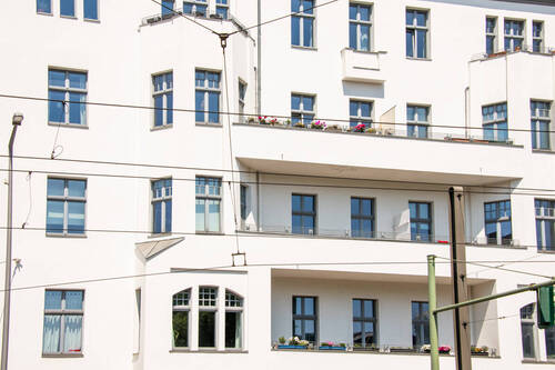 Fassade - Am Volkspark Friedrichshain: Weitläufige 3-Zimmer-Gründerzeitwohnung *mit Balkon* - in Sanierung!