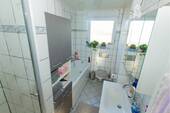 8.2 Wohnung DG, Bad - 
