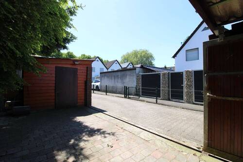 Einfahrt zum Carport - 