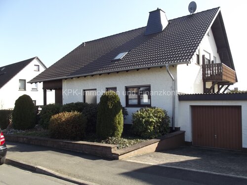 Frontansicht - 'Drei Wohnungen, ein Zuhause: Einfamilienhaus mit hervorragenden Mietmöglichkeiten!'