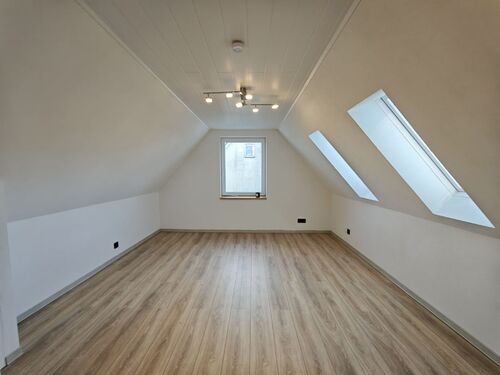 Wohnzimmer - Erstbezug - helle 2,5 Zimmer Dachgeschoss-Wohnung