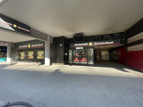 Eingang Spielhalle - Attraktive Kapitalanlage im Uni-Center Köln: Langfristig Vermietete Gewerbeeinheiten in Köln-Sülz