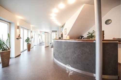 Empfangsbereich - Nur 20 Minuten von Würzburg in Arnstein: Hochwertige Physiopraxis & vermietete 4-Zimmer-DG-Wohnung