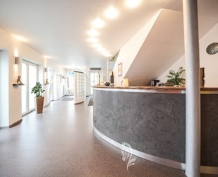 Nur 20 Minuten von Würzburg in Arnstein: Hochwertige Physiopraxis & vermietete 4-Zimmer-DG-Wohnung