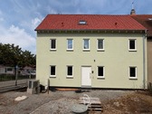 Gebäude Ansicht Stellplatzseite - 