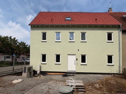 Gebäude Ansicht Stellplatzseite - 