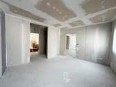 Schlafen mit Blick zur Ankleide/Bad und Wohnen EG - 