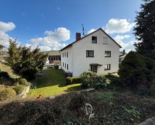 Zwei- bis Dreiparteienhaus in zentraler Lage mit Einliegerwohnung und Ausbaupotenzial im DG - Zell am Main