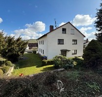 Zwei- bis Dreiparteienhaus in zentraler Lage mit Einliegerwohnung und Ausbaupotenzial im DG - Zell am Main