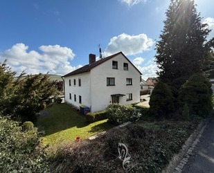 Zwei- bis Dreiparteienhaus in zentraler Lage mit Einliegerwohnung und Ausbaupotenzial im DG - Zell am Main