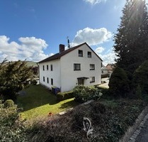Zwei- bis Dreiparteienhaus in zentraler Lage mit Einliegerwohnung und Ausbaupotenzial im DG - Zell am Main