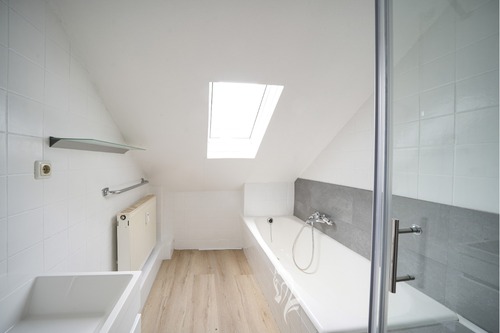 Hauptwohnung DG: Bad - 