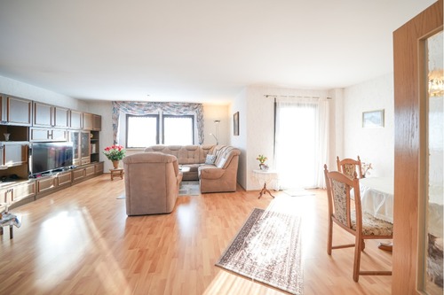 Wohnzimmer mit Zugang zum Balkon - 