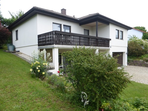 Ansicht vom Garten - Wohnen mit Weitblick – schöner Bungalow mit Untergeschoss in ruhiger Feldrandlage