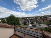 Ausblick Loggia - Ruhig wohnen, stadtnah leben – 2-Zimmer-Wohnung mit Dachloggia und Tiefgaragenstellplatz