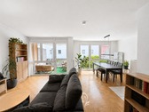 Wohn,- Esszimmer und Zugang zum Balkon - 2 Zimmer Etagenwohnung in Würzburg