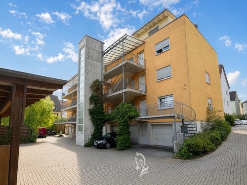 Gebäude Rückseite mit Aufzug - 