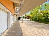 Gebäude Rückseite mit Parkflächen und Zugang zum Aufzug - 