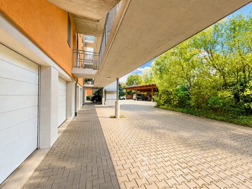 Gebäude Rückseite mit Parkflächen und Zugang zum Aufzug - 