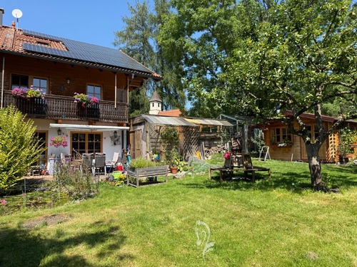 Blick auf das Haus aus dem Garten - 6 Zimmer Doppelhaushälfte zum Kaufen in Icking