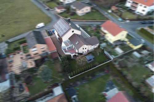 Luftbild - Sehr gepflegtes, freistehendes Mehrfamilien- Generationenhaus, zur Eigennutzung und Kapitalanlage