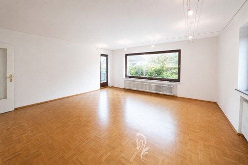 großes Wohnzimmer mit Zugang zum Balkon (geräumt) - 