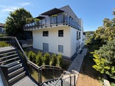 Zugang Gebäude - Erdgeschoßwohnung mit 120,00 m&sup2; in Höchberg zum Kaufen