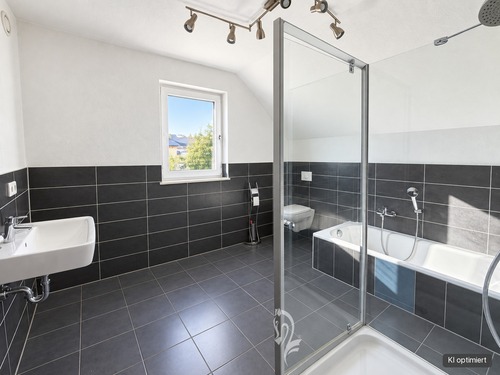 OG: Bad mit Wanne, Dusche, WC - 