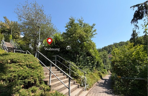 Zugang vom öffentlichen Parkplatz unterhalb der Wohnung - 