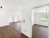 Flur mit Blick ins Schlafzimmer und Wohnen/Essen - 