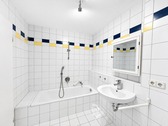 Bad mit Wanne/WC - 